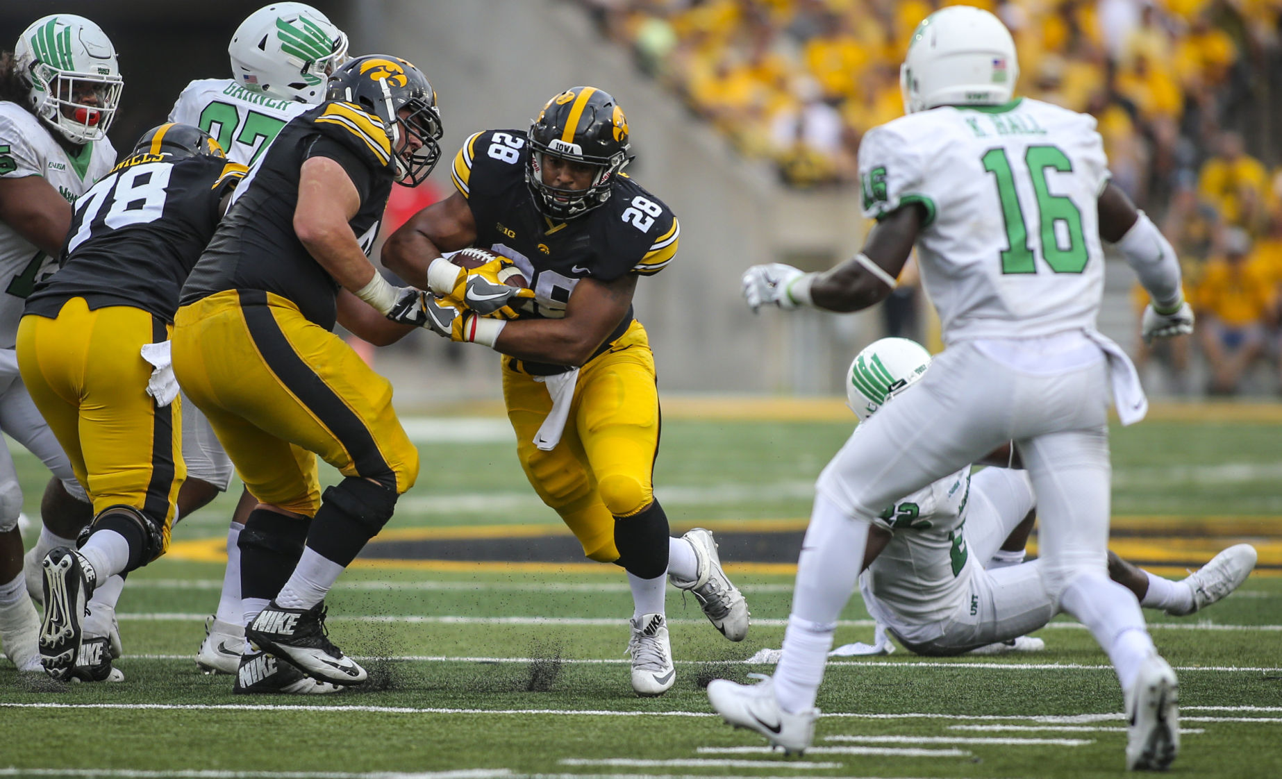 091617-IOWA-HAWKEYES-FB-030